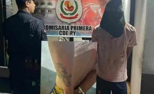 Intentó arrebatar arma de policía y recibió balazo en el pie