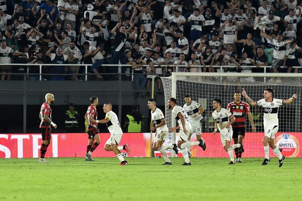 Olimpia dio vuelta el marcador y clasificó a los cuartos de final de la Libertadores