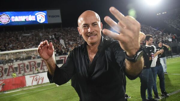 Miguel Cardona celebra la reconciliación con Scavone