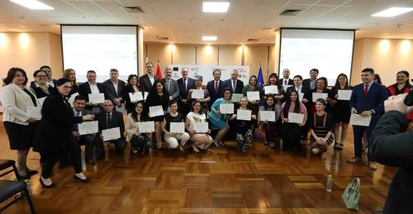 7.262 profesionales y 1.376 empresas fueron fortalecidos por el MIC para mejora competitiva