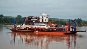 CADA VEZ MÁS UTILIZADA LA BALSA DE PUERTO MANÍ – CORPUS PARA CRUZAR A LA ARGENTINA