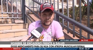 Padre se encadena frente a Salud para exigir costoso medicamento para su hija - Unicanal