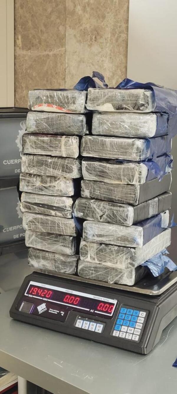 Varios funcionarios públicos integrarían una red de tráfico de droga - Judiciales.net