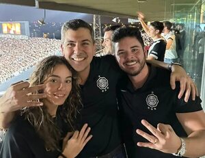 Video: Santiago Peña visitó el vestuario de Olimpia tras la victoria ante Flamengo - Nacionales - ABC Color