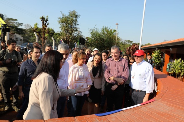 Gobierno habilita modernas obras en escuela y colegio de Coronel Oviedo