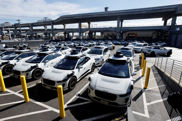 Aprueban el uso de taxis autónomos sin conductores en California