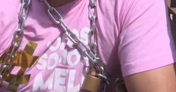 La Nación / Hombre se encadenó frente a Salud para exigir Zolgensma a su hija con AME