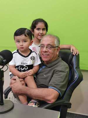 Icónico periodista encarnaceno recibe honrosa distinción - La Tribuna