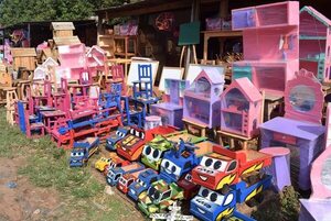 Luque: ofertan coloridos juguetes de madera para el Día del Niño - Nacionales - ABC Color