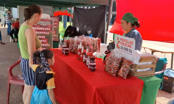 Exitosa feria de frutillas en Coronel Oviedo