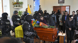 Presidenciable ecuatoriano asesinado fue sepultado tras homenaje público