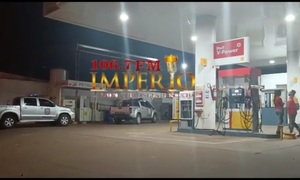 Sujetos armados asaltan un puesto de venta de combustibles en el barrio General Genes - Radio Imperio 106.7 FM