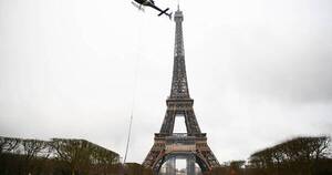La Nación / Policía evacúa la Torre Eiffel por alerta de seguridad