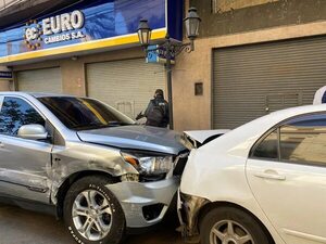 Choque múltiple deja con daños a más de 10 vehículos en microcentro de Asunción - Nacionales - ABC Color