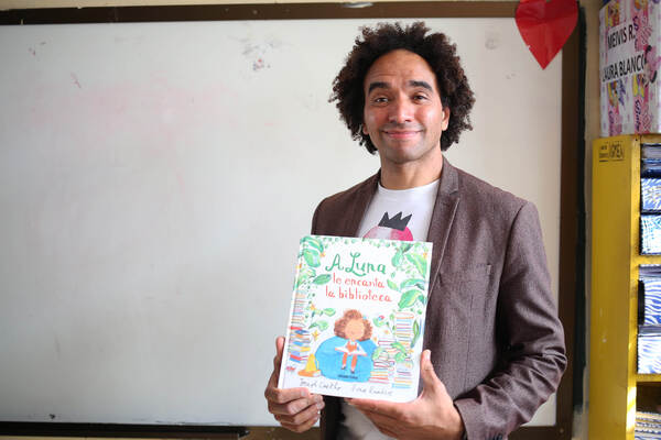 El escritor británico Joseph Coelho inspira a niños bolivianos con la lectura y la poesía - MarketData