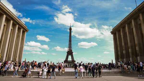La Torre Eiffel regresa a la normalidad tras una falsa amenaza de bomba