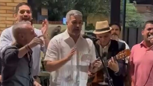 Mario Abdo se despide de la presidencia cantando