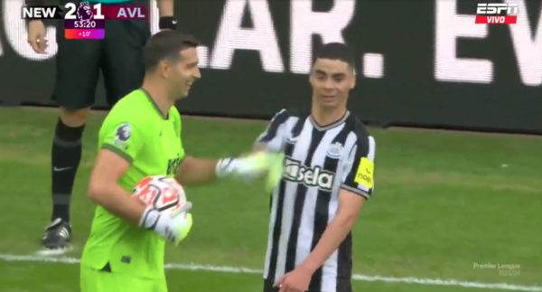Versus / El picante cruce entre Miguel Almirón y "Dibu" Martínez en la goleada del Newcastle