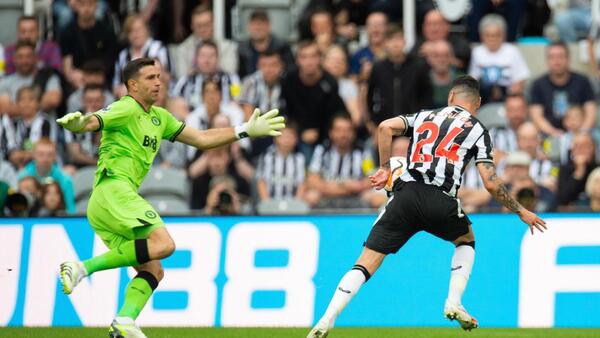 El Newcastle arrolla al Aston Villa