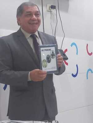 Psicólogo presentó libro de autobiografía » San Lorenzo PY