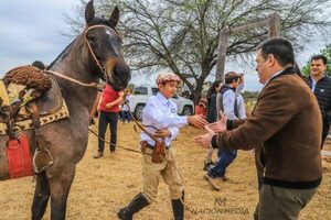 Horacio Cartes participa de la Marcha Criolla