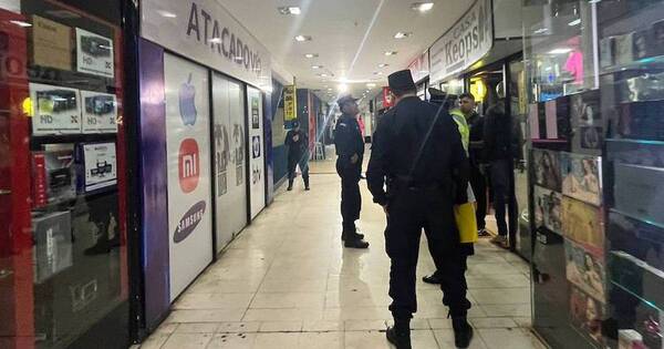 La Nación / Asaltan a brasileño en centro comercial