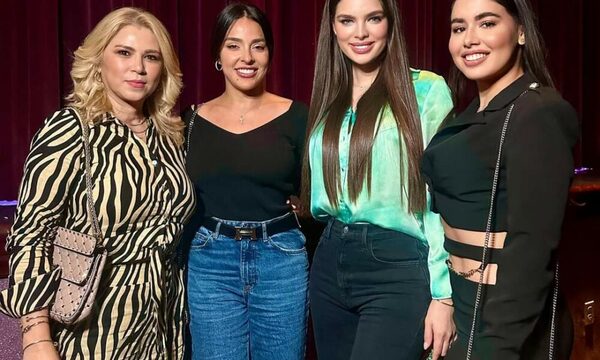 Nadia Ferreira y su mamá estuvieron en una obra de teatro