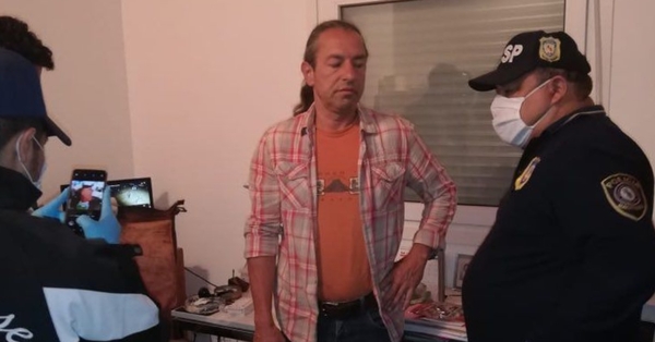 Retienen a padrastro de “Yuyú” en aeropuerto con documentos de la menor
