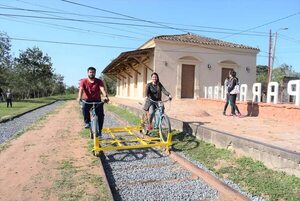 Bicirriel, una alternativa turística que surge sobre las vías del tren en Paraguarí  - Nacionales - ABC Color
