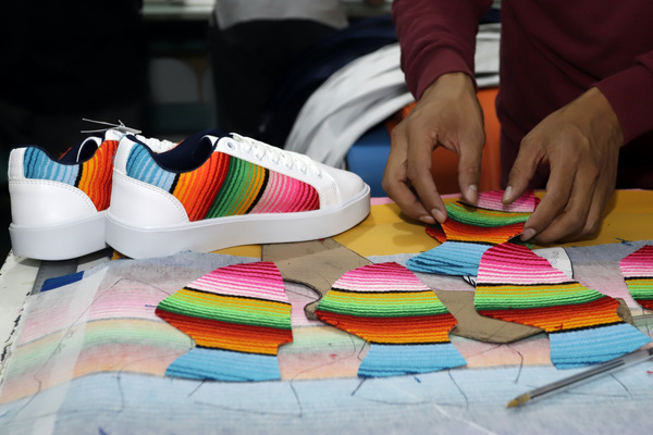 Un textilero mexicano crea calzado con diseños artesanales emblemáticos del país - MarketData