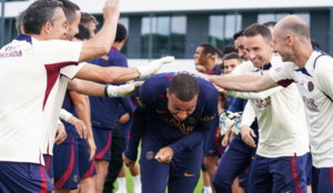 Versus / Mbappé lima asperezas con el PSG