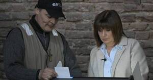 La Nación / Blooper de Patricia Bullrich en Argentina al fallar la urna electrónica cuando votó