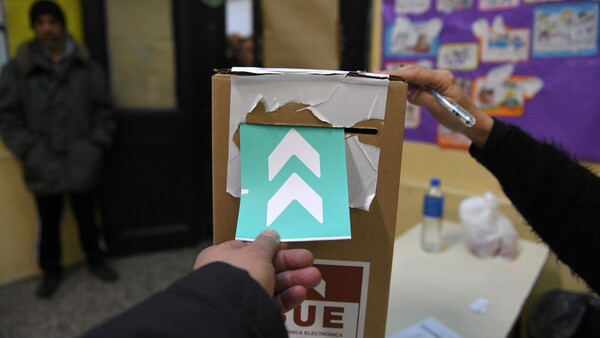 Demoras, petición de voto y participación normal en la jornada electoral argentina