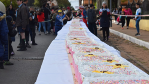 Con torta de 100 metros festejaron el Día del Niño en Villarrica