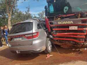 Diario HOY | Accidente fatal en cruce Tebicuary: camioneta chocó contra un Scania