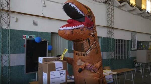¡Pasó de todo en elecciones curepas!: votó un dinosaurio y prófugos que acabaron a los tiros
