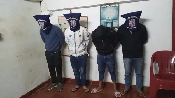 Incautación de motocicleta, detención y aprehensión de personas en Santa Rosa, Misiones - Policiales - ABC Color