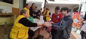 Leones de Fernando de la Mora adelantaron día del niño con una tallarinada y entrega de golosinas - Nacionales - ABC Color