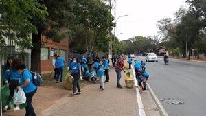 Limpian ruta PY 02 de San Lorenzo y juntan más de 250 bolsas de basura de 200 litros - Nacionales - ABC Color