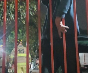 Intentó trepar la reja de su casa, pero quedó atrapado