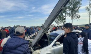 Cuatro heridos y un auto aplastado durante un partido en Guairá
