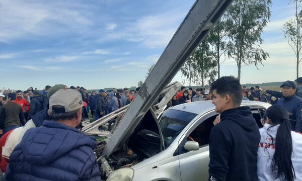 Cuatro heridos y un auto aplastado durante un partido en Guairá