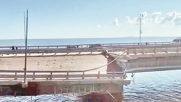 Rusia acusa a Ucrania de atacar con drones puente en Crimea