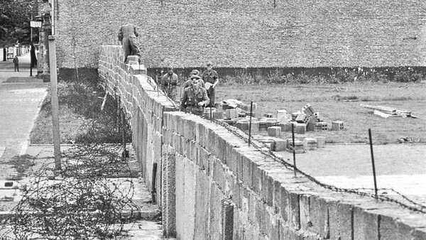 Se construye Muro de Berlín