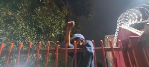 Hombre quedó incrustado por el portón al intentar ingresa a la casa de su madre - Policiales - ABC Color