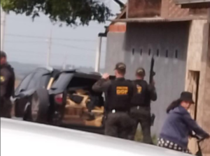 DOF incauta vehículo repleto de droga y varios fusiles en Ponta Porâ