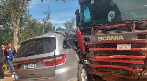 Accidente fatal en cruce Tebicuary: camioneta chocó contra un Scania