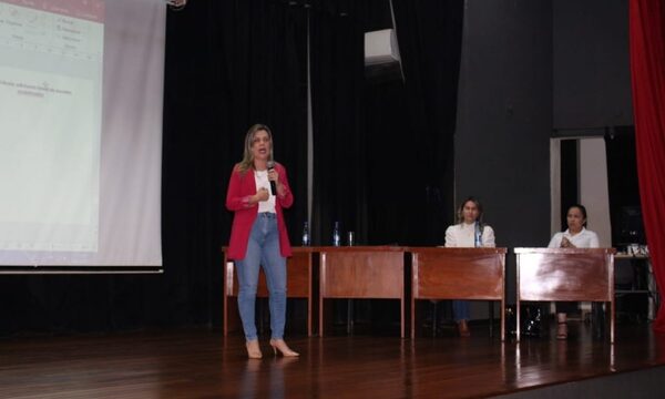 Parlamentarios altoparanaenses se comprometen en apoyar y gestionar reivindicaciones de docentes de la UNE