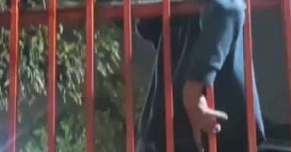 La Nación / Intentó ingresar a la casa de su madre y quedó atrapado por púas del portón