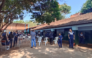 Alumnos de escuelas de Minga Guazú deben pelear para seguir estudiando - La Clave